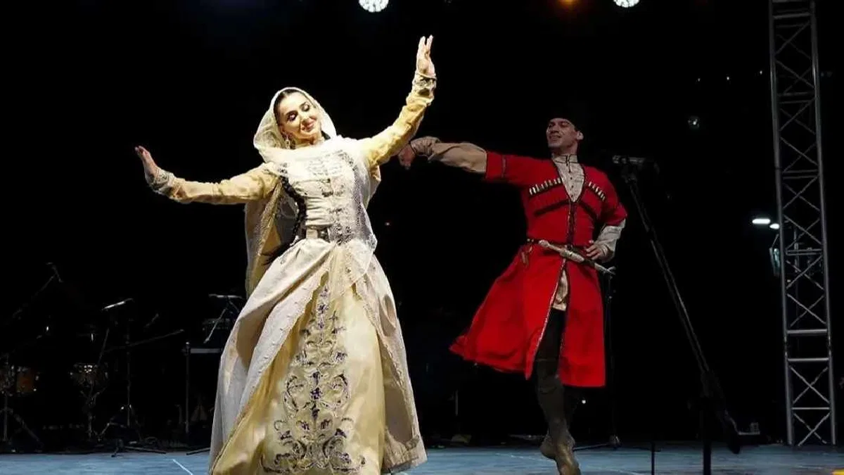 İstanbul Beylikdüzü'nde Uluslararası Halk Dansları zamanı