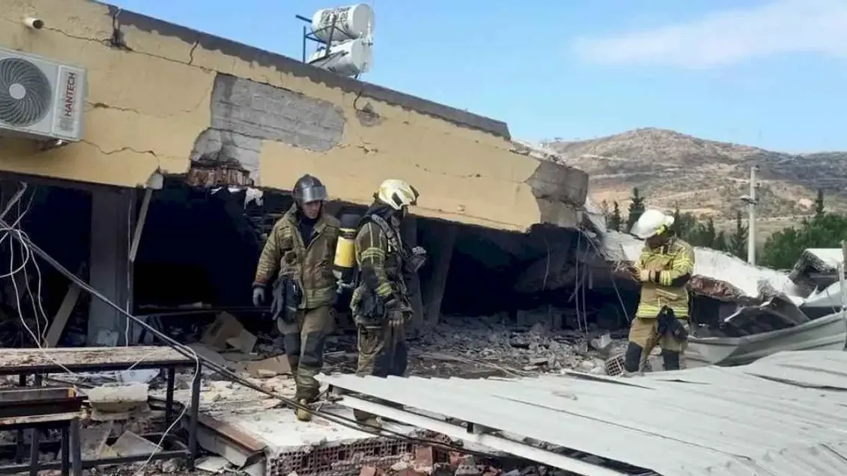 İzmir İtfaiyesi göçük altında kalan yurttaşı kurtardı