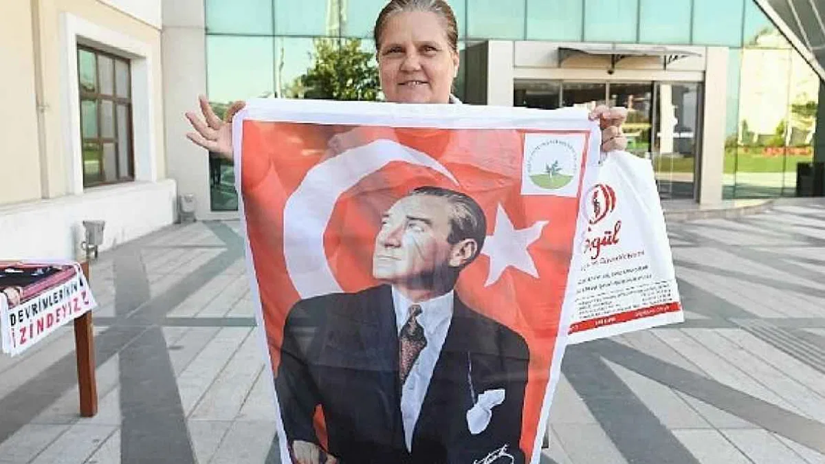 Osmangazi Belediyesi 10 bin Ata Posteri dağıtıyor