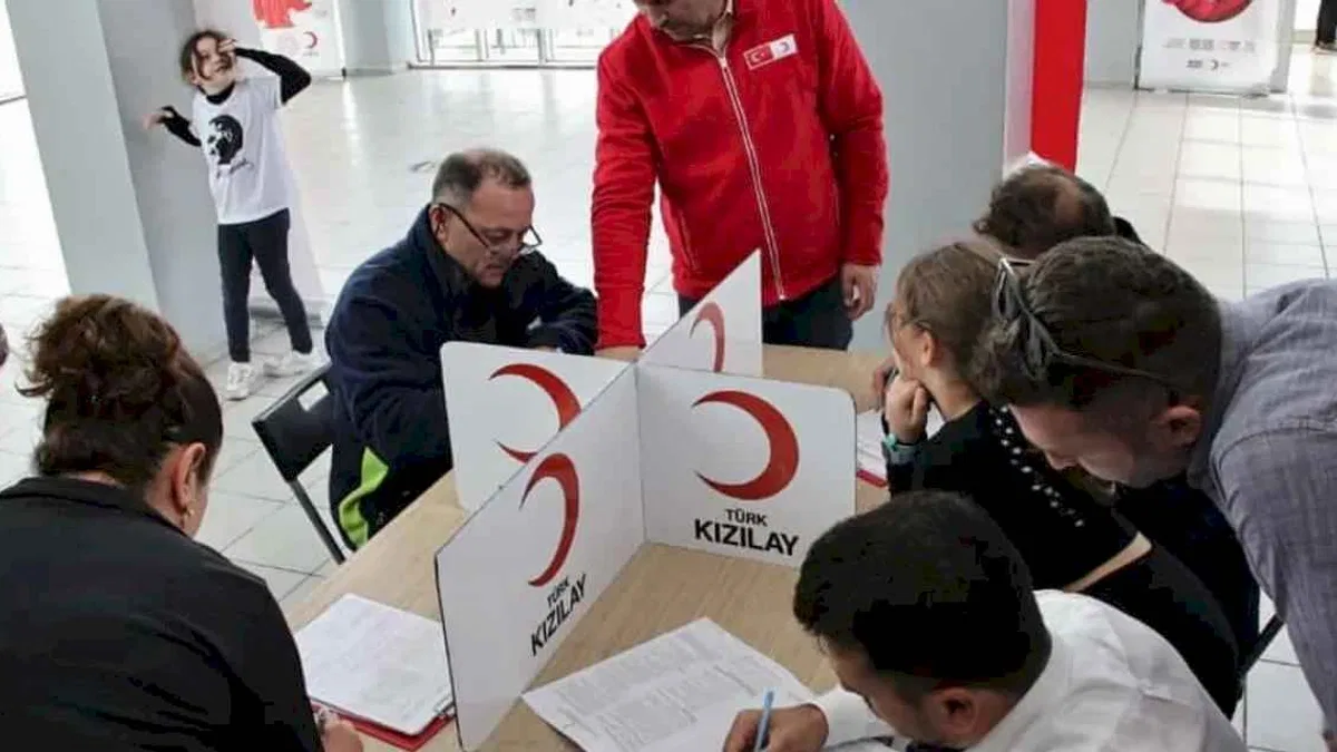 İzmir’de 10 okulda eş zamanlı kan bağışı