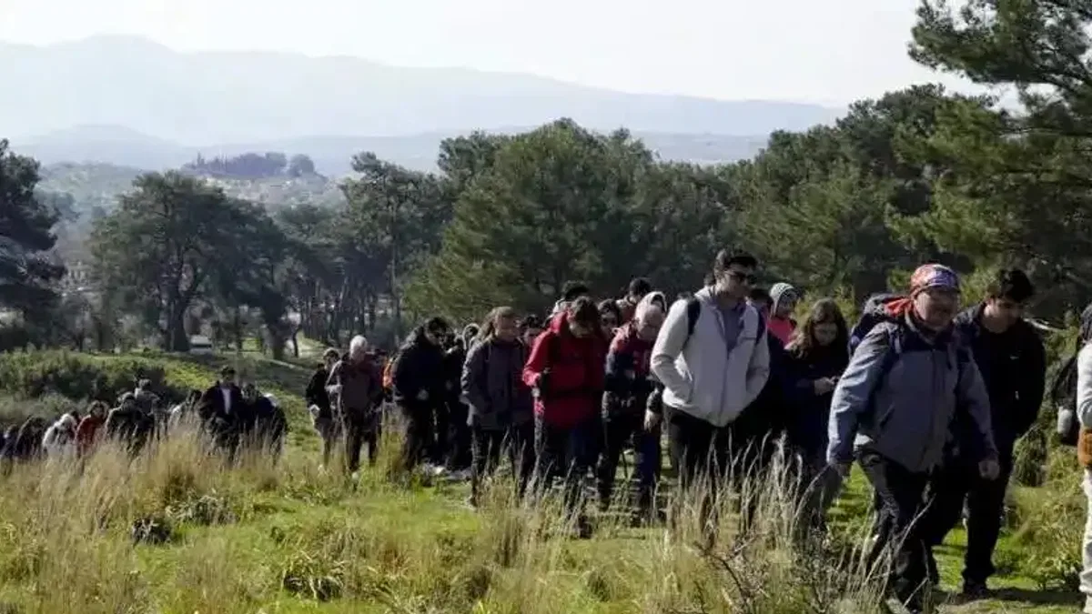 İzmir'de gençler baharı doğayla karşıladı