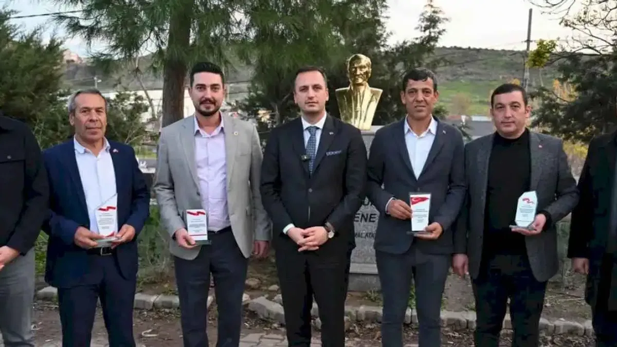 İzmir Bornova’da muhtarlardan Başkan Eşki’ye teşekkür plaketi