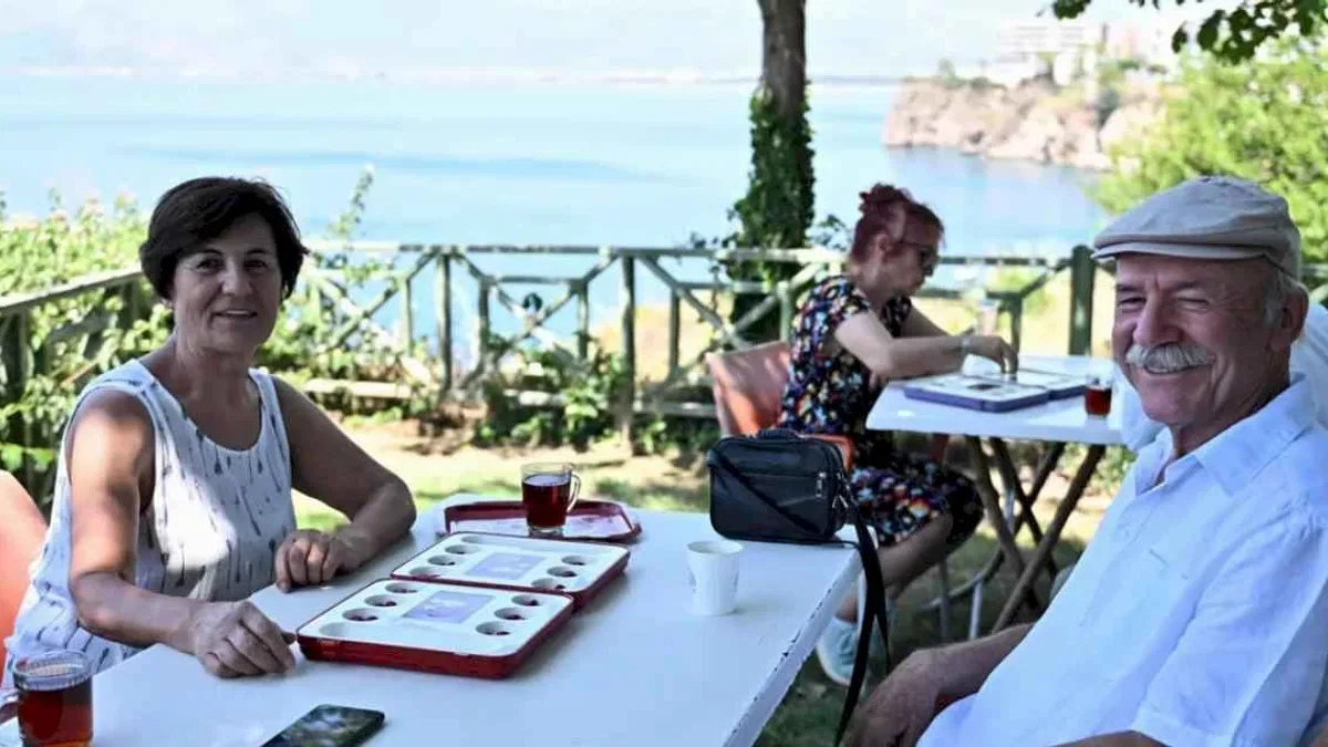 Antalya'da kıdemli kent sakinlerinden mangala keyfi