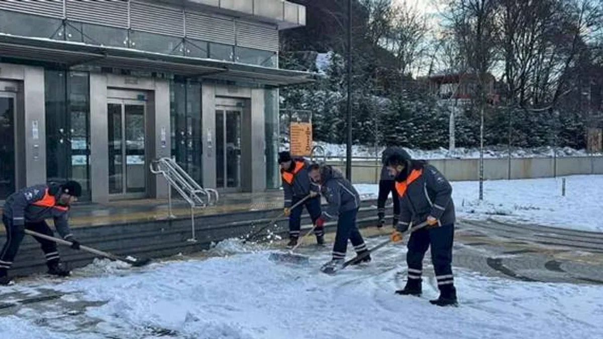 İstanbul'da kar seferberliği gece gündüz sürdü