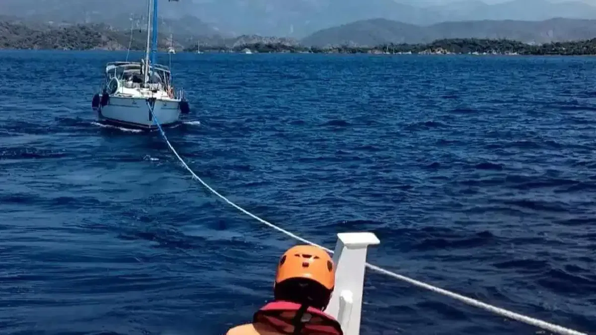 Dalaman açıklarında sürüklenen tekne kurtarıldı