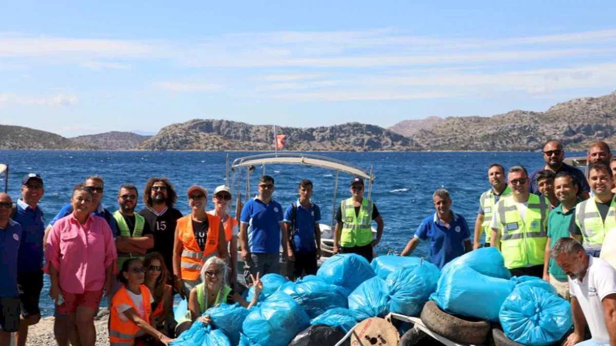 Marmaris kıyılarında plastik atık temizliği yapıldı
