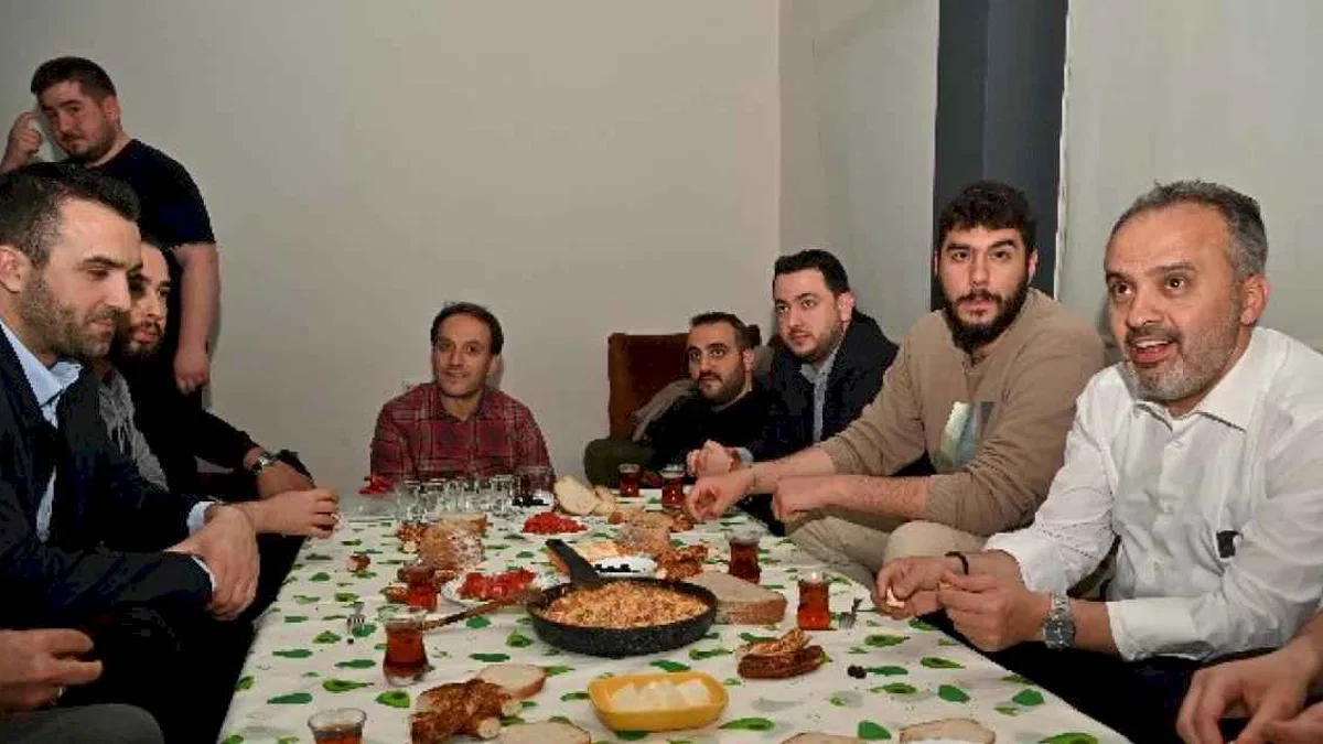 Başkan Aktaş gençlerle sahur yaptı
