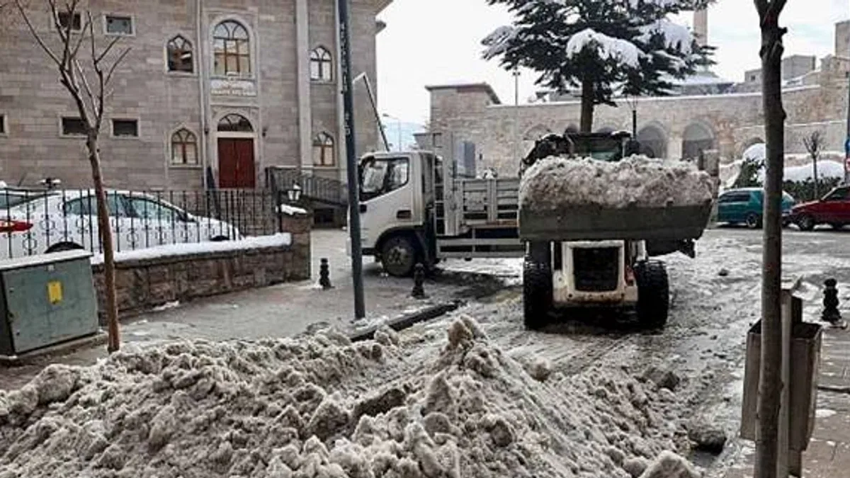 Belediye Caddesi ve Ana Arterlerde Kar Temizliği yapılıyor