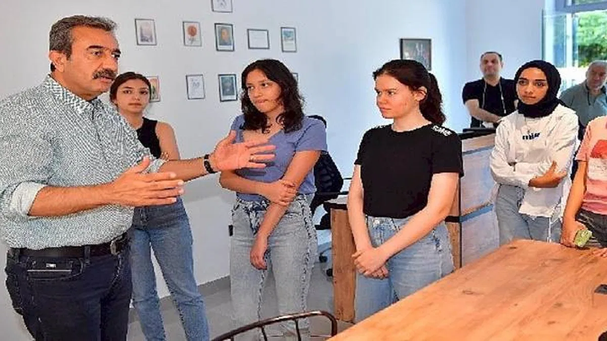 Çukurova'da ders kafeler dolup taşıyor