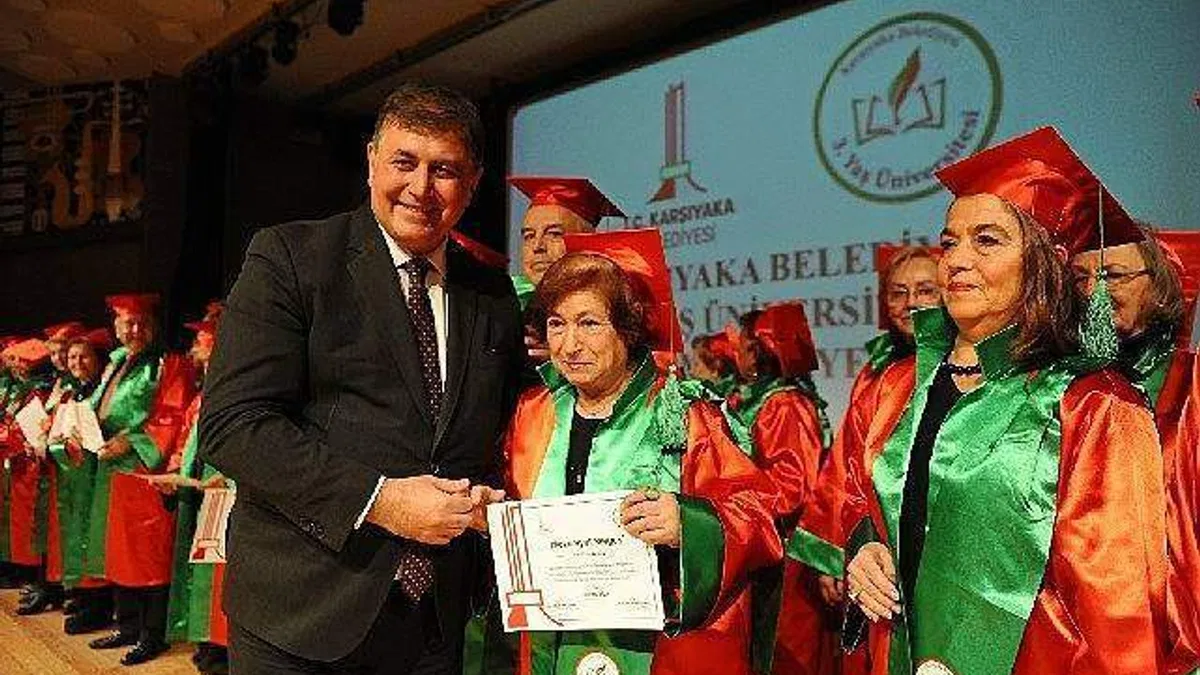 Karşıyaka Belediyesi 3. Yaş Üniversitesi'nde mezuniyet sevinci