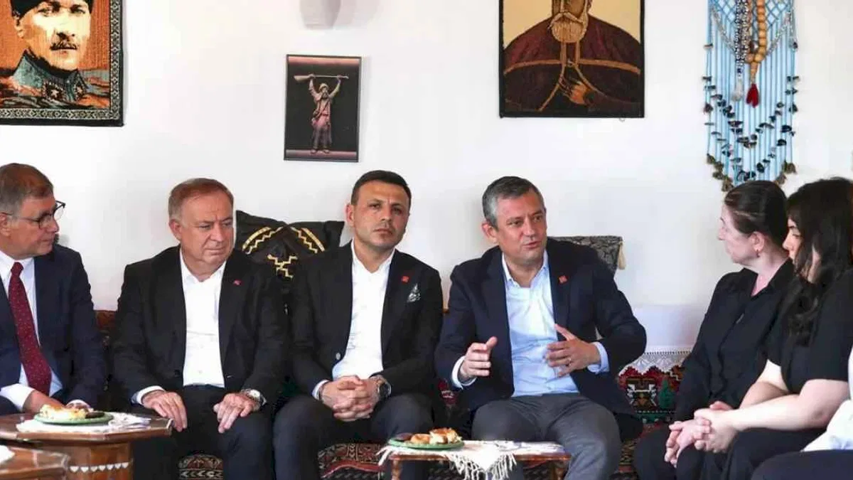 Başkan Tugay, İstanbul'da Özgür Özel'le buluştu