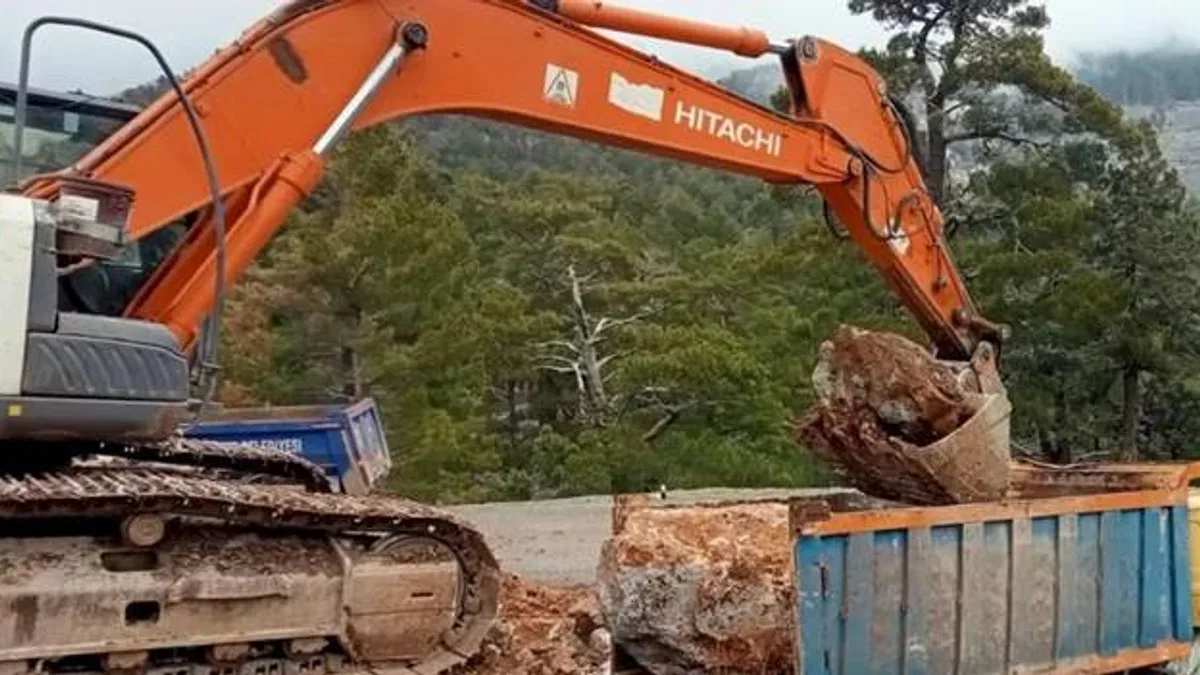 Antalya Büyükşehir’den Alanya’da yol onarımı