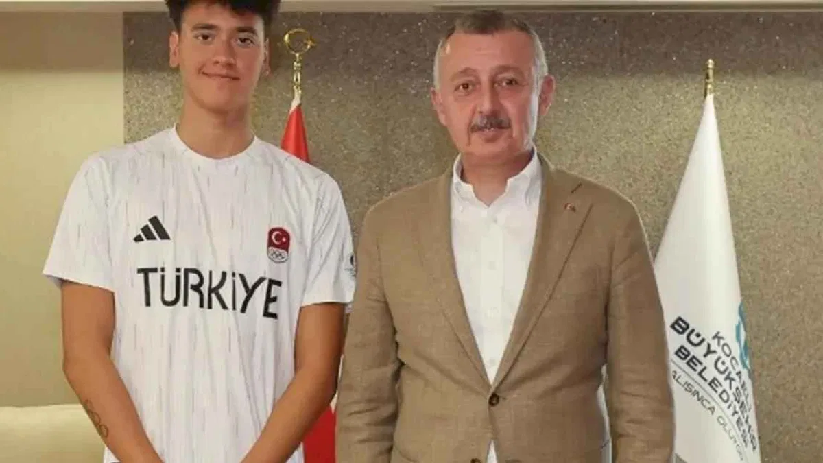 Kocaeli'de Başkan Büyükakın genç milli yüzücüyü kabul etti