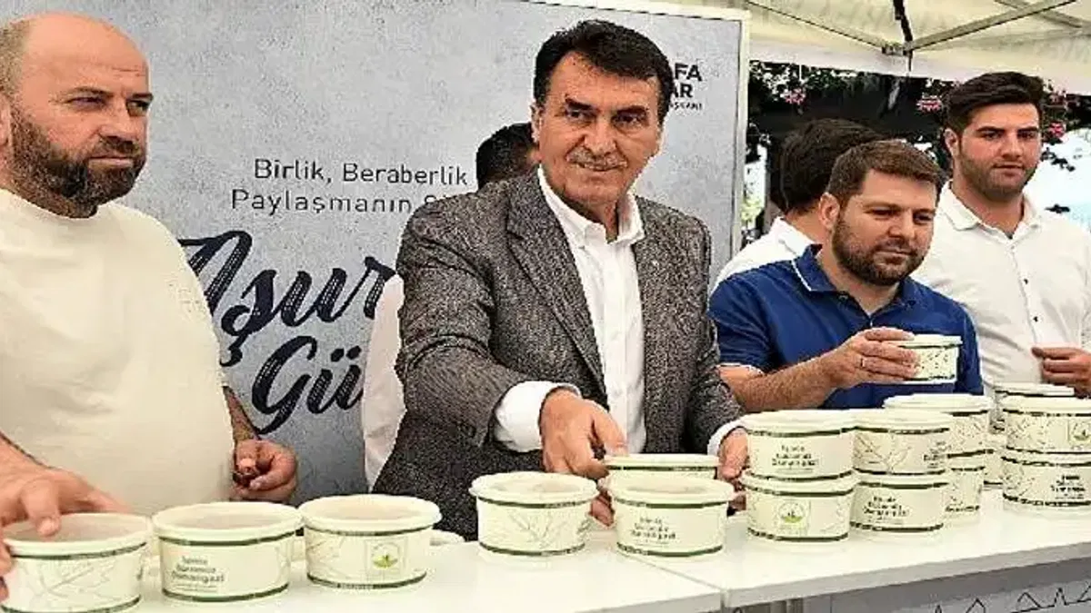 Başkan Dündar, vatandaşlara aşure ikram etti