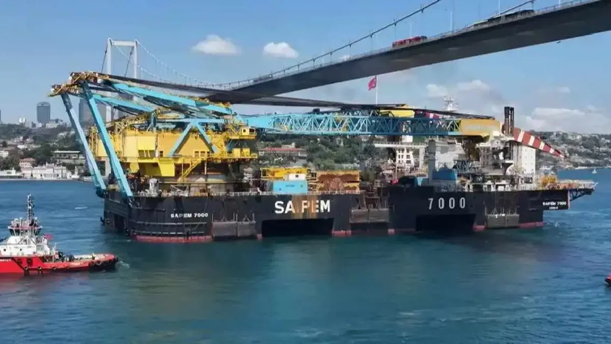 Saipem 7000 Boğazlar'dan güvenle geçti