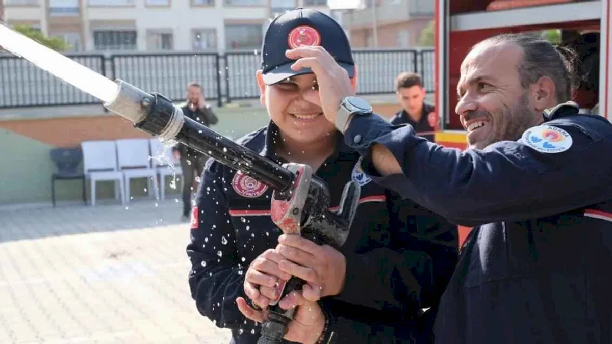 Özel gereksinimli Ahmet bir günlüğüne itfaiye eri oldu