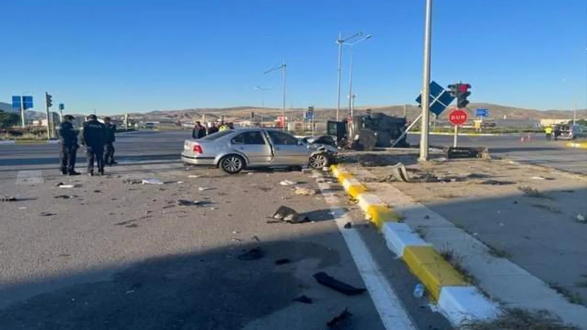 Sivas'ta trafik kazasında sürücü öldü, eşi ve kızı ağır yaralandı