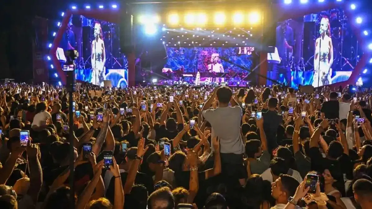 İzmir Enternasyonal Fuarı’nda Yıldız Tilbe rüzgarı esti