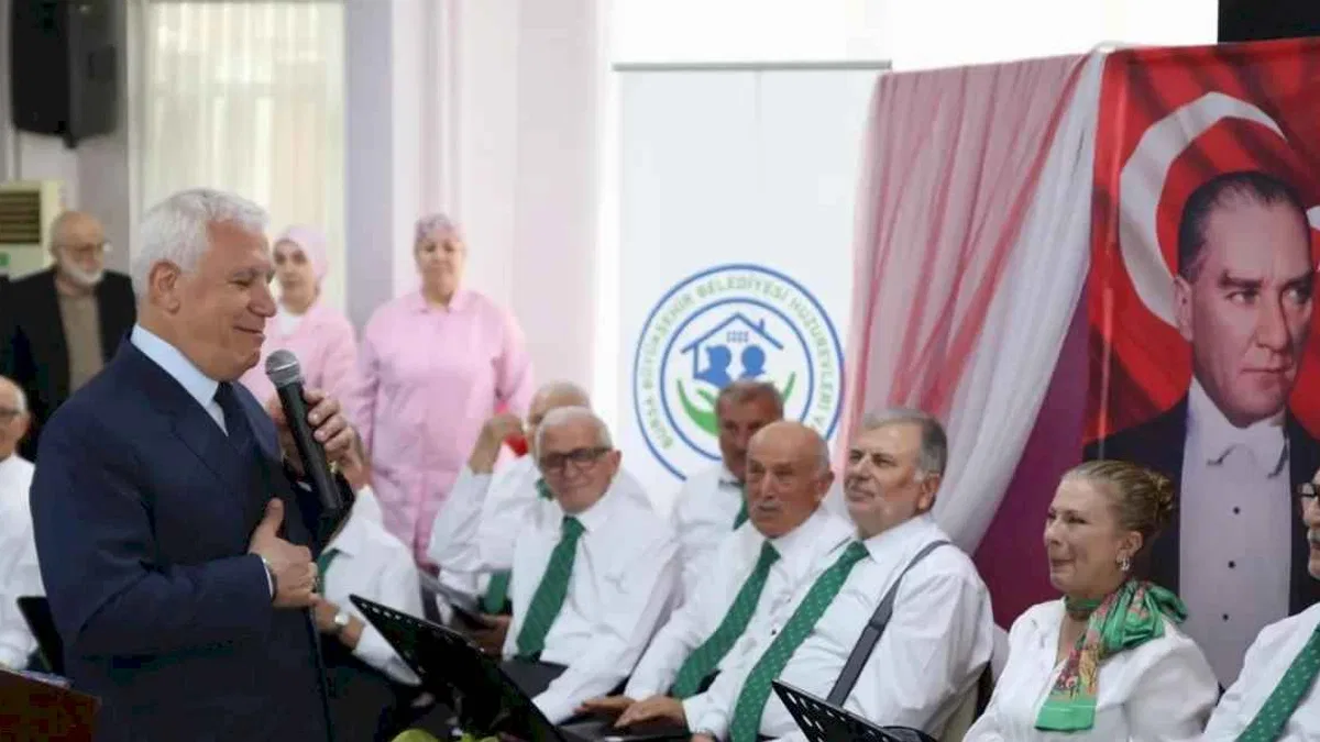Bursa'da huzurevi korosuna Başkan Bozbey sesiyle renk kattı