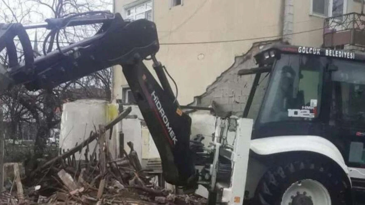 Gölcük'te tehlikeli metruklara yıkım