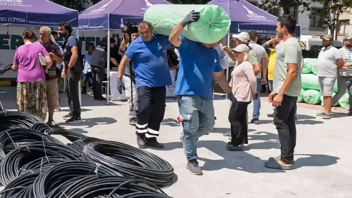 İzmir Büyükşehir’den domates ve çilek üreticisine iklim zırhı