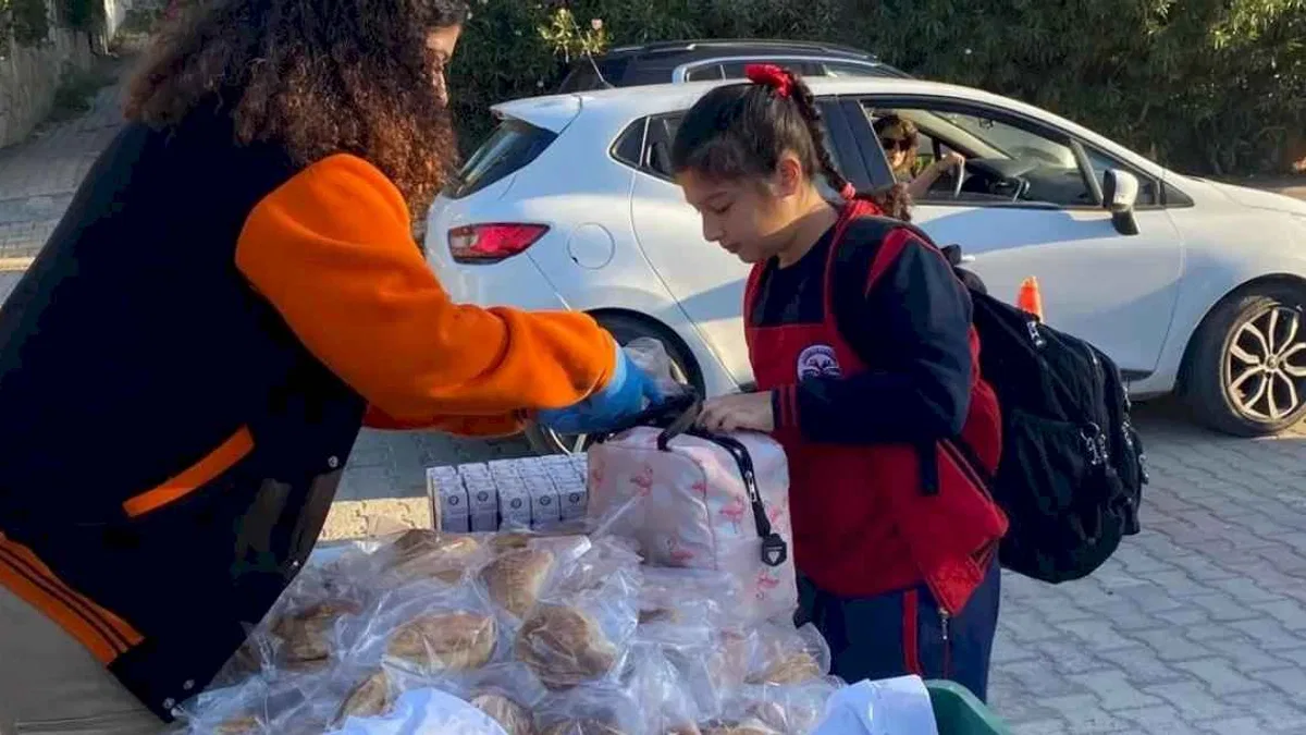İzmir'de Süt-Simit projesi devam ediyor