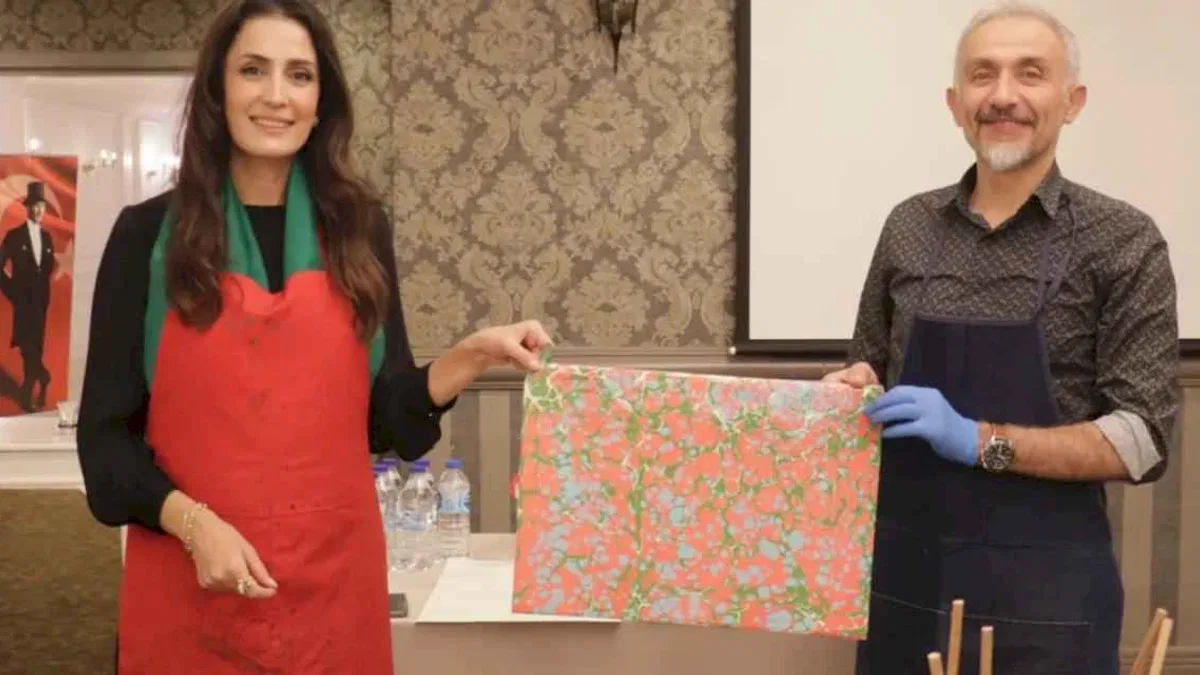 TAD Bursa Şubesi'nde annelere ebru sanatı anlatıldı