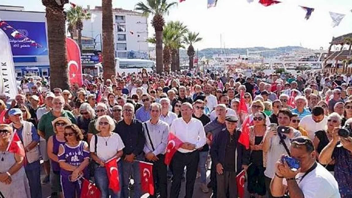 Ayvalık'ta 8 Ekim Salı günü sabah saatlerinde Atatürk Anıtı'na yapılan saldırıya vatandaşlardan tepki yağdı.