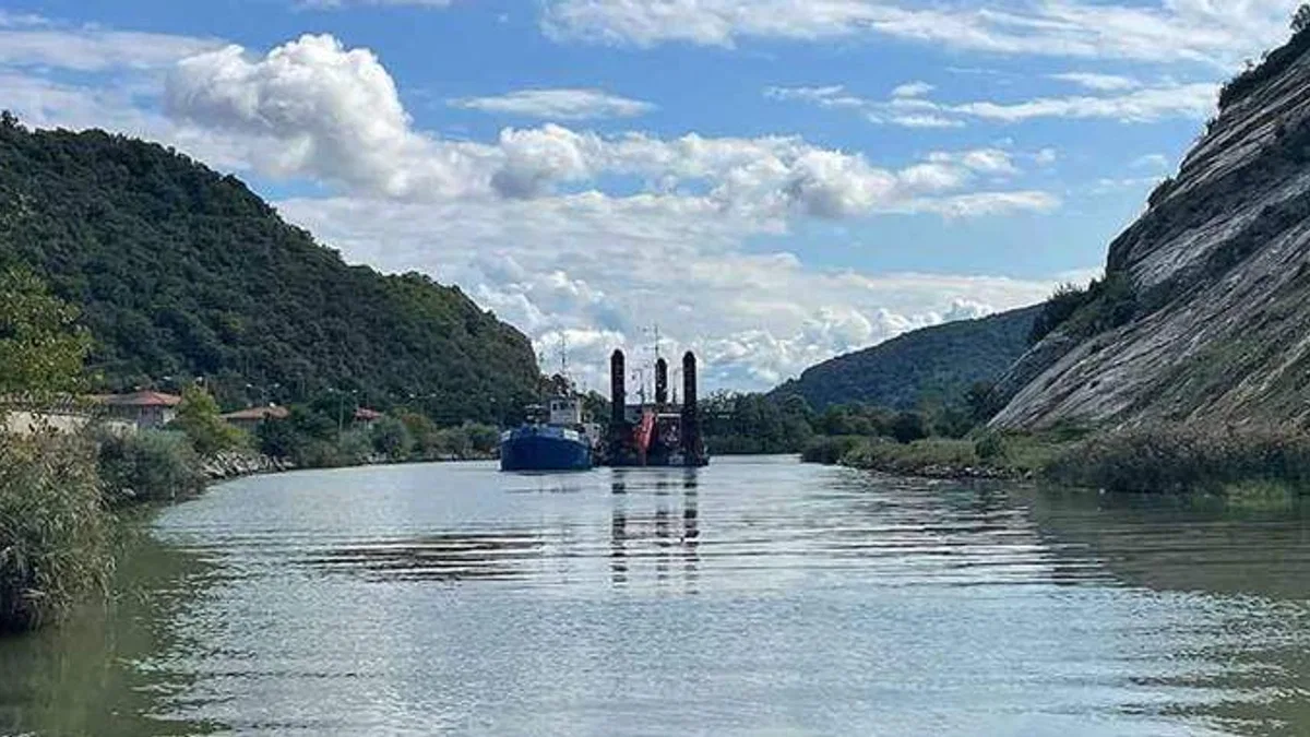 Bartın Irmağı taşkın riskine karşı tarak gemileriyle balçıktan temizleniyor