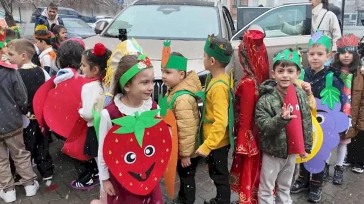 Memduh Büyükkılıç öğrencilere Togg'u tanıttı