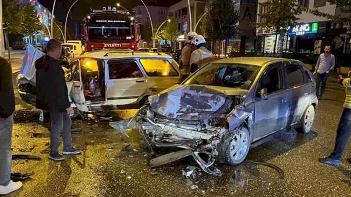Düzce'de iki otomobil çarpıştı: 3 yaralı