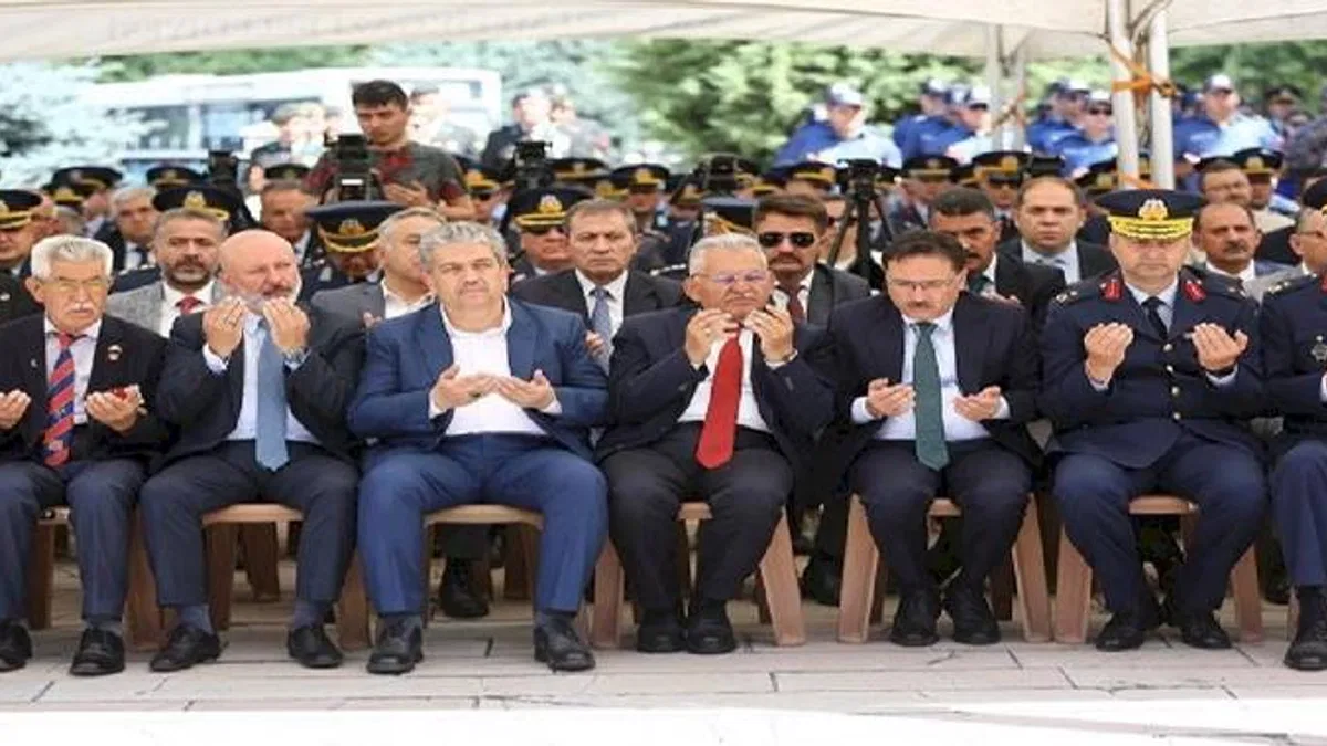 Memduh Büyükkılıç'tan şehitliğe ziyaret