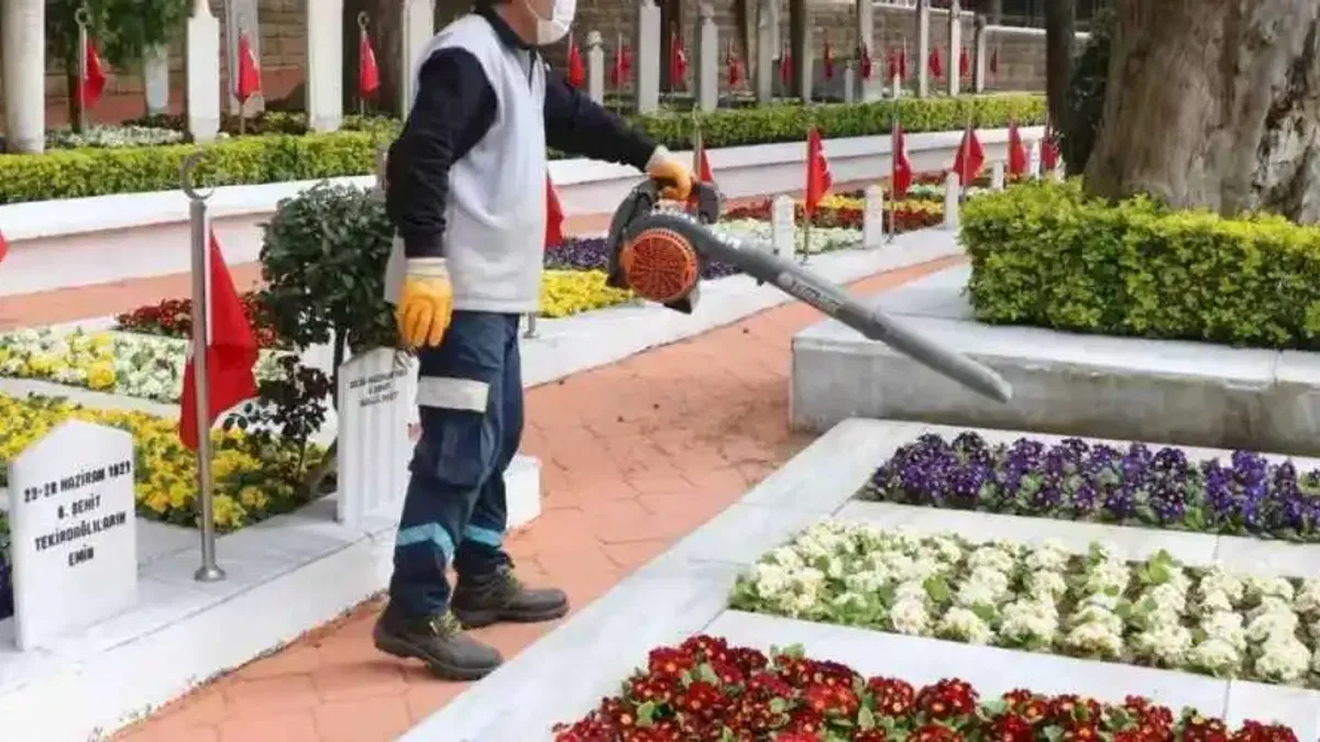 Kocaeli’de mezarlıklar bayrama hazır