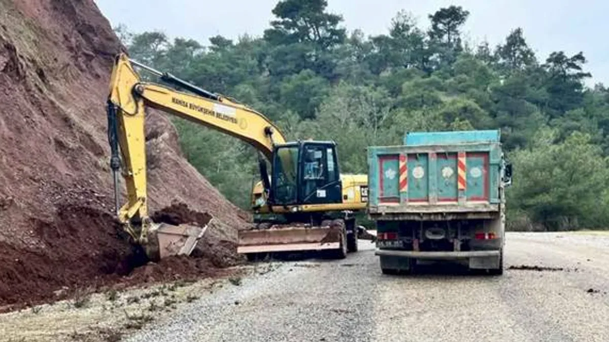 Manisa'da yol çalışmalarına devam