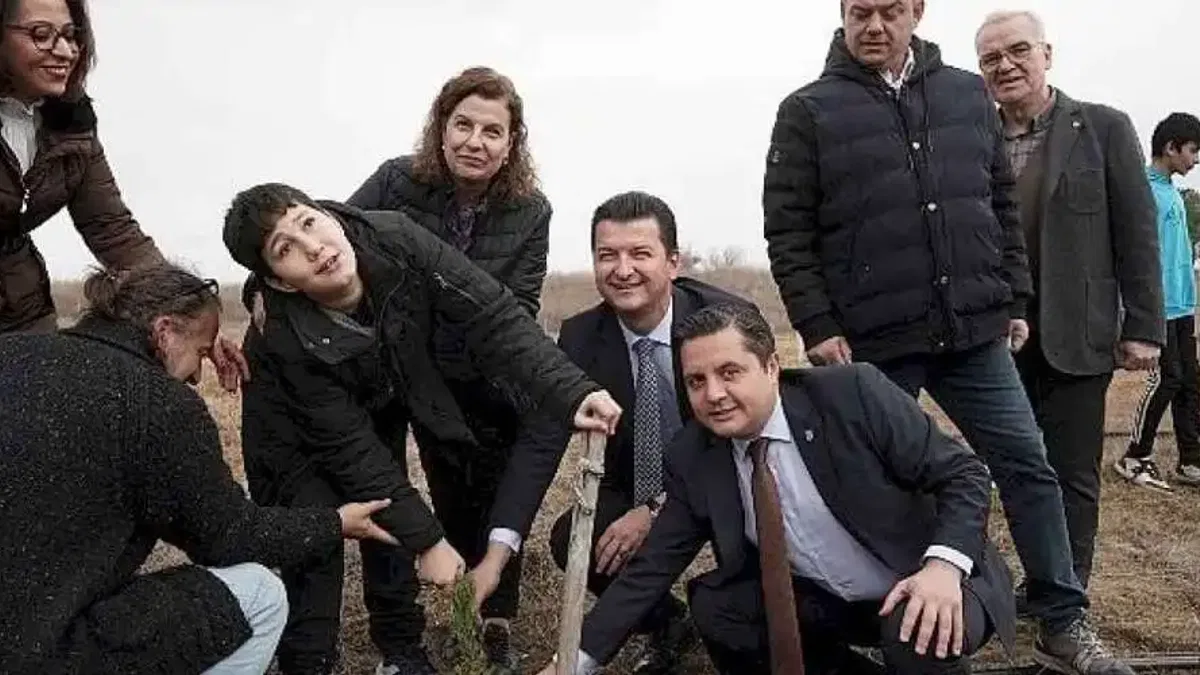 Bin adet fidan öğretmenler için toprakla buluştu
