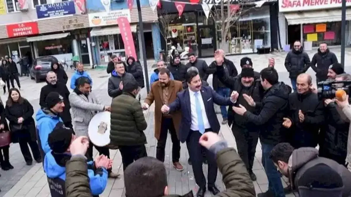 Ercan Özel işçinin yüzünü güldürdü