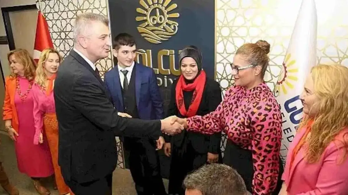 Gölcük Belediye Başkanı Ali Yıldırım Sezer, 3 Aralık Dünya Engelliler Günü kapsamında, başkanlık görevini özel birey Anıl Ege Aydın'a devretti.