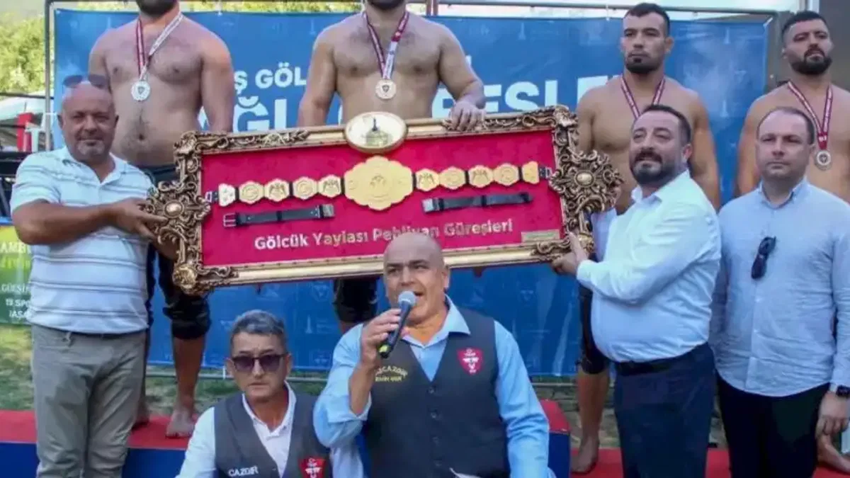 İzmir'in başpehlivanı belli oldu... Altın kemer sahibine teslim edildi