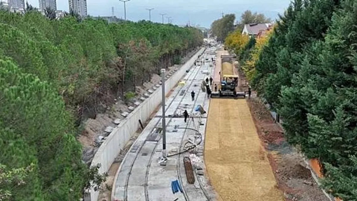 Alikahya tramvayı stada doğru ilerliyor