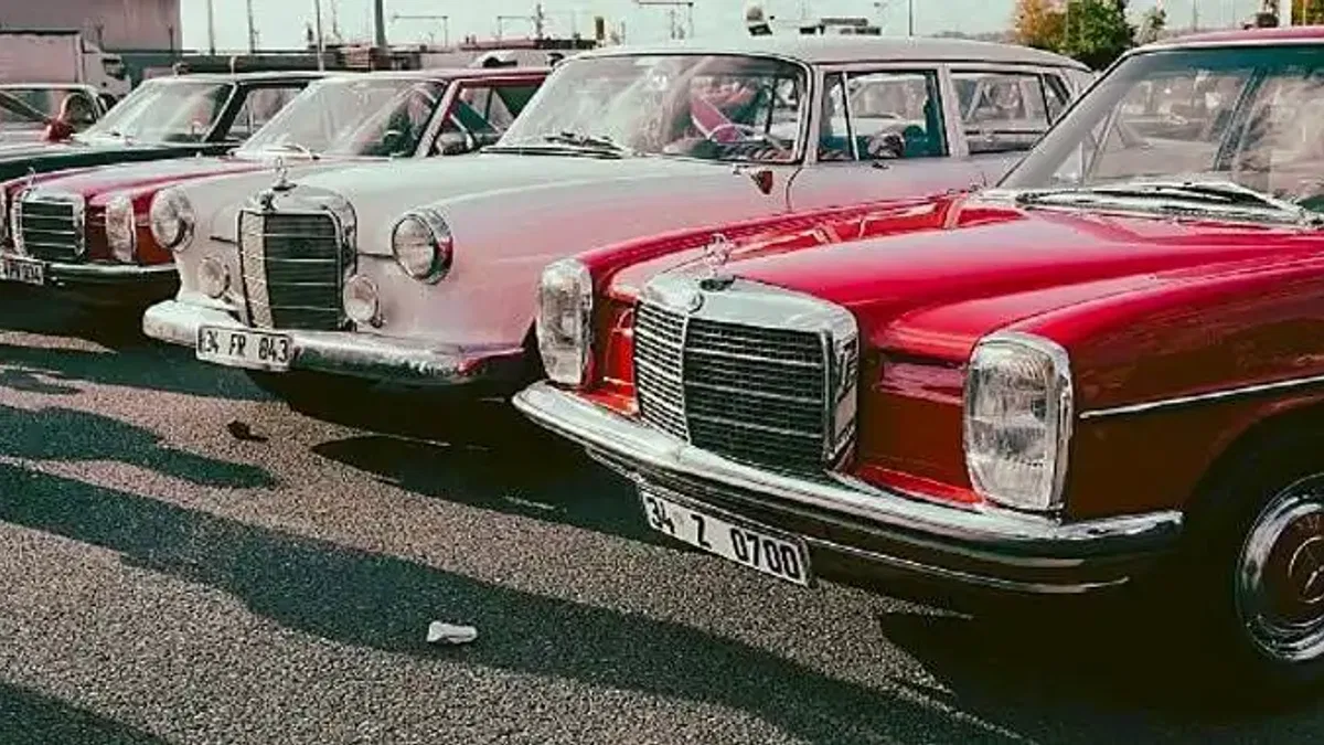 Rengarenk Klasik Otomobiller Harem'den Üsküdar Meydanına doğru nostaljik tura çıktı