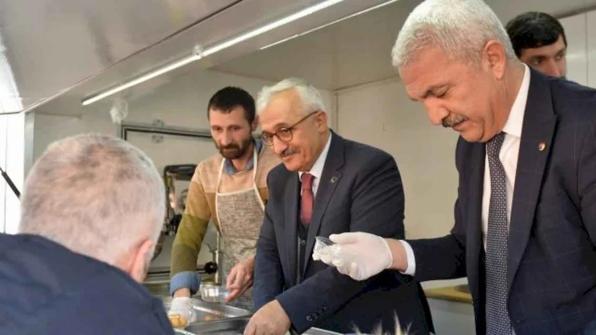 Aslantaş önce lokma, sonra deprem kitabı dağıttı