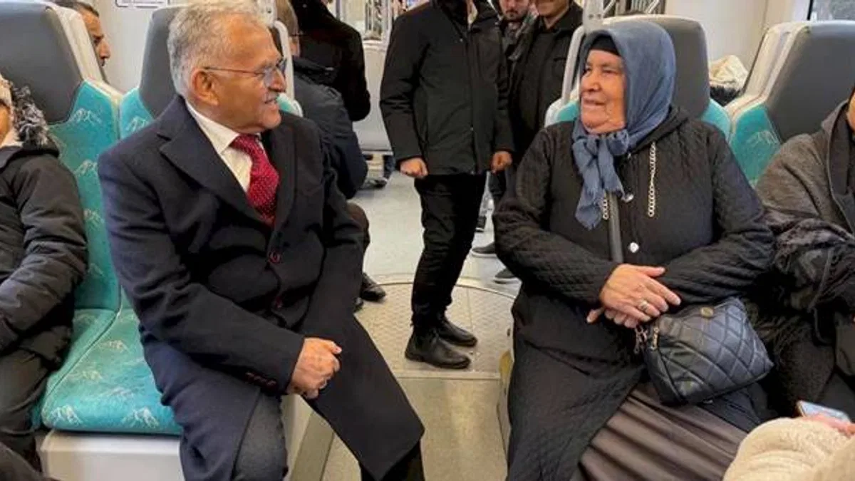 Başkan Büyükkılıç'tan Kayserililerle tramvay yolculuğu