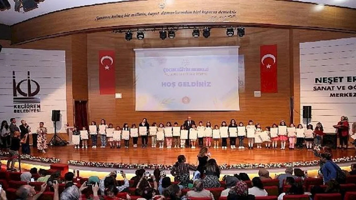 Minik öğrenciler sertifika alarak mezuniyet heyecanını yaşadı