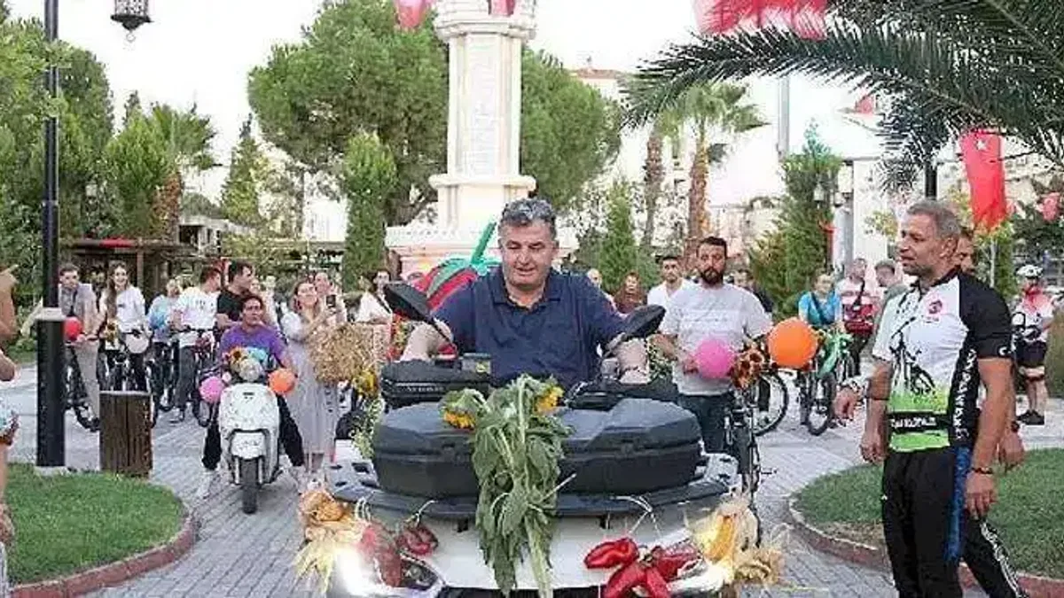 Kınık'ta Hasat Ettikleri Ürünlerle Bisikletlerini Süslediler