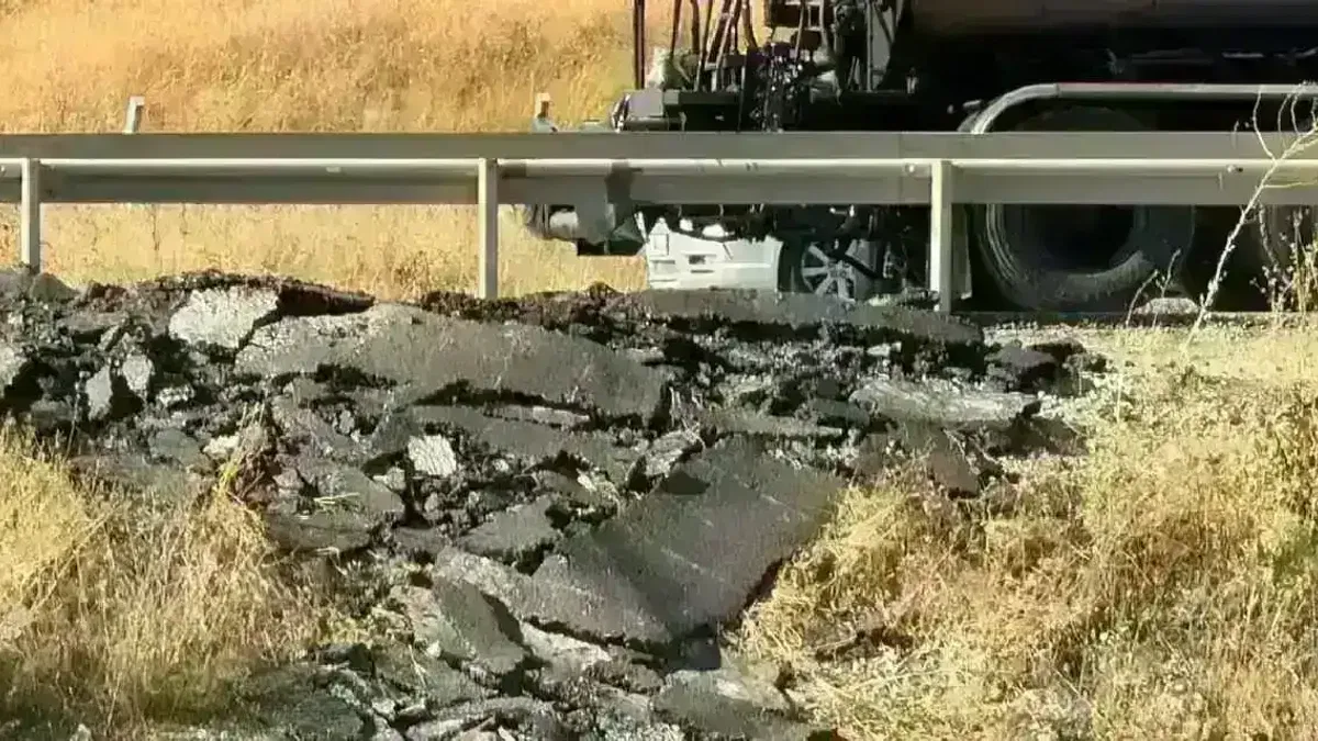 Ankara'da tarım arazisine dökülen asfalt artıkları tepki çekti!