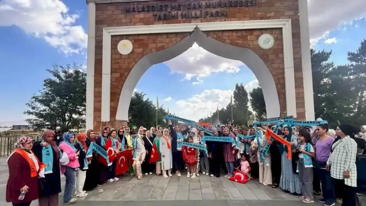 Mardinli  AK Kadınlar Malazgirt'te gövde gösterisinde bulundu
