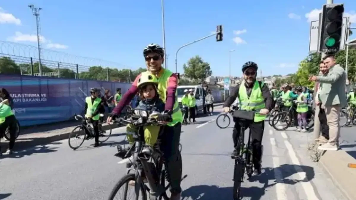 Pedallar eş zamanlı çevrildi