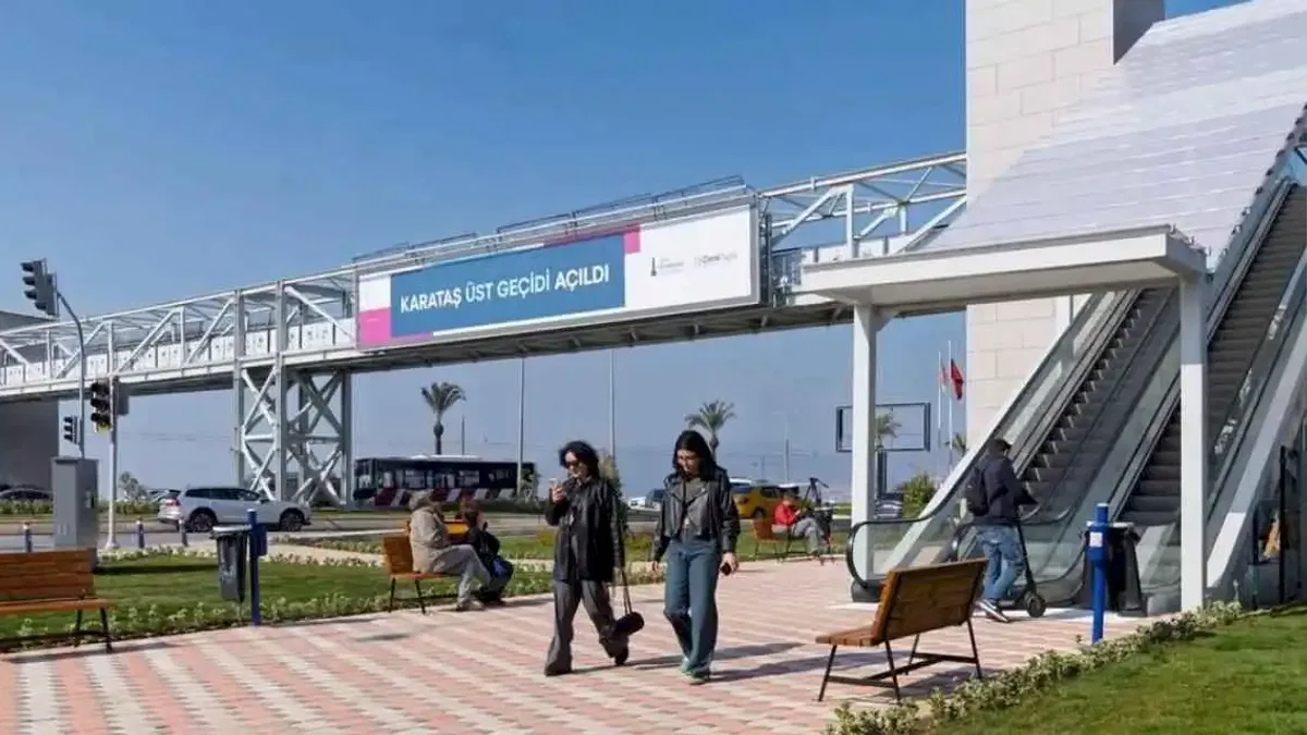 İzmir'de 'Karataş Yaya Üst Geçidi' hizmete açıldı