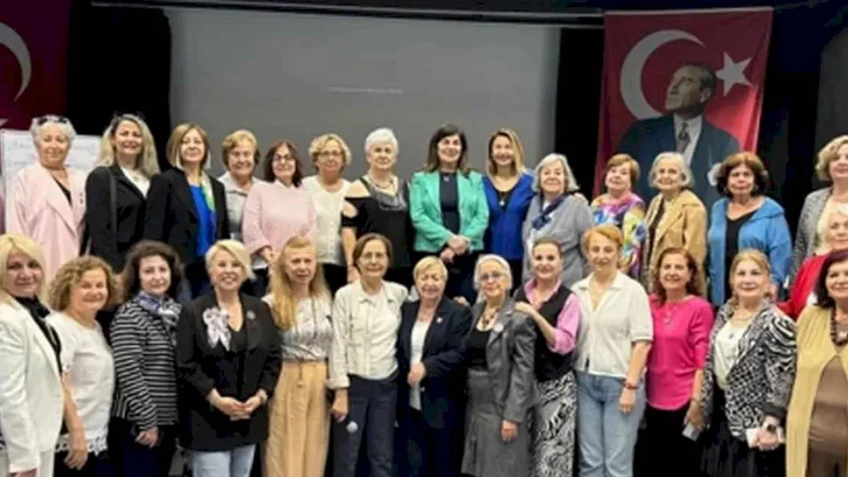 İzmir Kadın Kuruluşları Birliği’nde bayrak değişimi