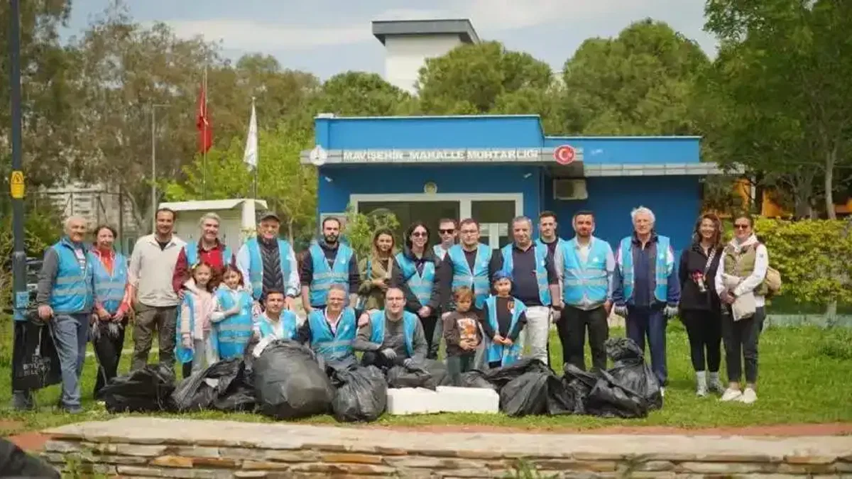 İzmir’de 'Temiz Park' etkinliğiyle parklar pırıl pırıl oldu